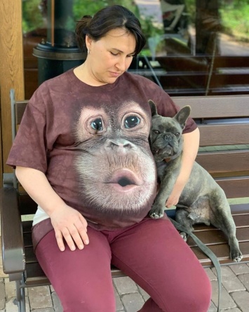 Жена Олега Ляшко спрятала беременный живот за головой обезьяны. Фото