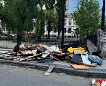 В центре Симферополя неизвестные выбросили кучу хлама (ФОТО)
