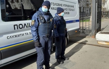 В Киеве сбили копа и протащили его по дороге