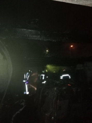 В Кривом Роге ночью сгорели гараж и автомобиль