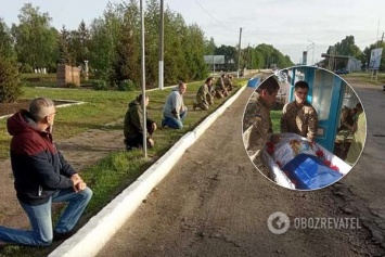 Встречали на коленях: в Винницкой области простились с убитым на Донбассе воином ВСУ. Фото 18+