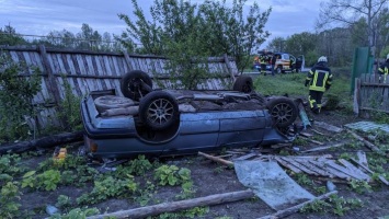 Сбил электроопору, въехал в ворота и перевернулся: спасатели рассказали о ДТП на Луганщине