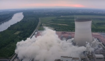В Германии зрелищно взорвали две башни АЭС. Видео