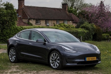 Владелец Tesla Model 3 запер угонщика в своем автомобиле с помощью мобильного приложения