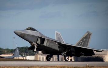 В США возле авиабазы разбился истребитель F-22