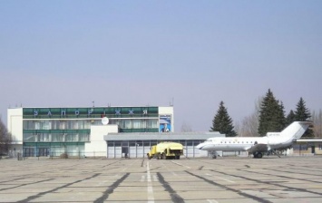 Запорожский аэропорт заказал у киевлян уборку травы около взлетной полосы на 90 тысяч гривен