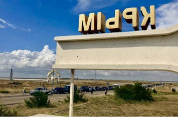 В Крыму на популярный пляж всбрасывают всякую дрянь: ФОТО экобедствия