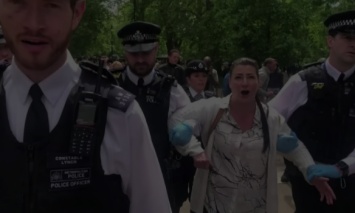 В Лондоне полиция разогнала митинг против карантина: Арестовали 19 человек, в том числе брата оппозиционера Корбина