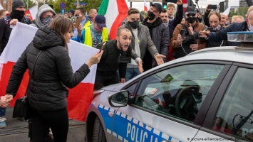 В столице Польши протестовали против карантина - полиция применила газ (ВИДЕО)