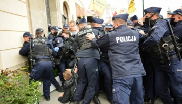 В Варшаве - антикарантинные протесты: полиция применила силу, почти 400 задержанных