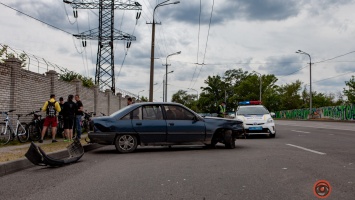 В Днепре на Набережной Заводской Opel сбил велосипедиста, вылетел на встречку и ударил Toyota