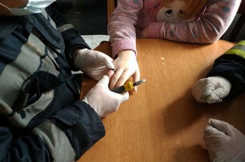 14-летней девочке из Кривого Рога застрявшее на пальце кольцо снимали спасатели