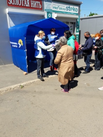 В Константиновке партия Медведчука раздает горожанам медицинские маски