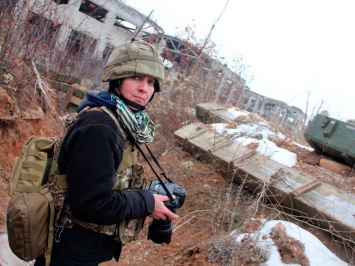 Боевики "ЛНР" заявили, что украинские нацгвардейцы изнасиловали американского фотографа. Она назвала это полной ерундой