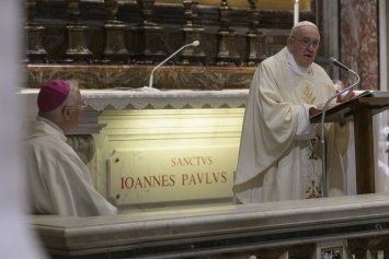 Папа Римский провел первую после карантина мессу в Ватикане