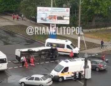 В Мелитополе в результате аварии перевернулась маршрутка с пассажирами, - ВИДЕО