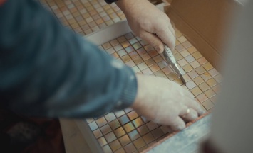В Днепре рукодельница создает мозаики из строительного мусора