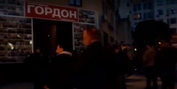 Активисты собрались возле офиса Гордона из-за его интервью с Поклонской и Гиркиным (видео)