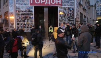 Активисты устроили протест под офисом издания "Гордон.ua"