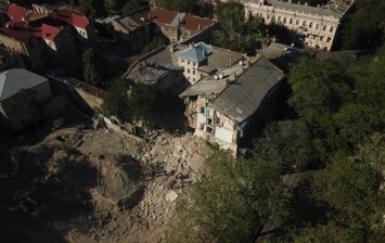 В Одессе демонтируют стену и крышу рухнувшего дома