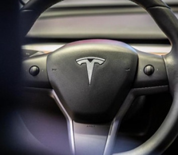Tesla повышает цены на автомобили с автоматическим управлением