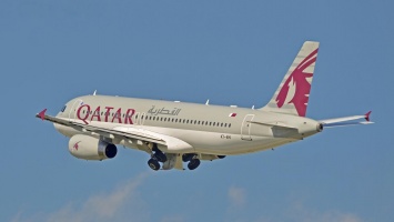 Глава Qatar Airways считает бесполезным соблюдение дистанции в самолетах