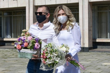 Крымчане снова могут жениться и разводиться, но только в масках