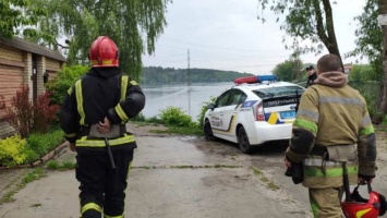 В Киеве из озера достали тело мужчины: подробности