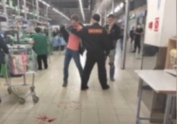 В России зверски избили мужчину из-за отсутствия маски: видео