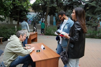 Музей современного искусства Одессы устроил автограф-сессию