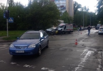 Такси на скорости снесло столб: в Киеве случилось жуткое тройное ДТП, фото