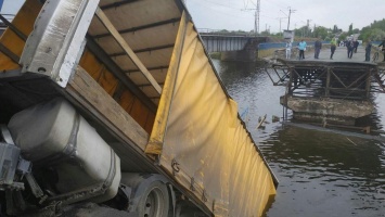 Под Никополем рухнул мост: фура повисла над рекой