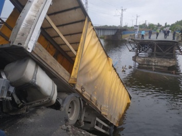 ЧП с мостом: на Днепропетровщине рухнул мост с проезжавшей по нему фурой