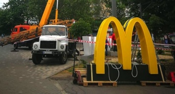 Стелу с логотипом МакДональдс убирают из Розового сквера на Соборной