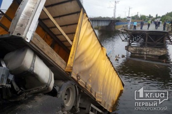 На трассе Кропивницкий - Кривой Рог - Запорожье обвалилась часть автомобильного моста
