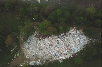 Тонны мусора на берегу реки: шокирующие ВИДЕО курорта в Закарпатье