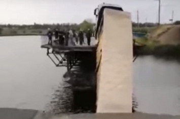 На Днепропетровщине мост рухнул вместе с фурой. ВИДЕО
