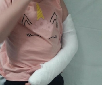 В Мелитополе медики двойной перелом руки ребенку лечили мазями (фото)