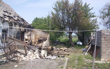 На Донбассе боевики обстреляли три жилых дома