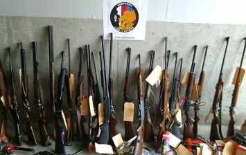 Во Франции пенсионер собрал десятки ружей и ножей для защиты от соседей