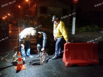 Пока все спали - Водоканал заменил коллектор в центре Мелитополя, даже не перекрывая движение (фото, видео)