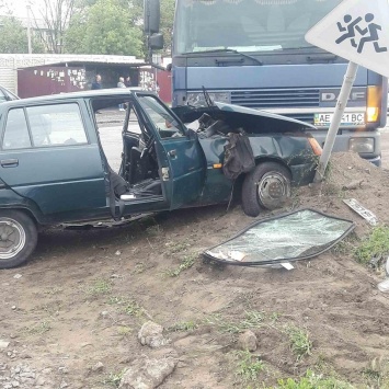 На Днепропетровщине авто столкнулось с фурой: есть пострадавшие