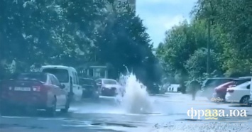 В Киеве из-под асфальта внезапно забил фонтан из-за прорыва теплотрассы