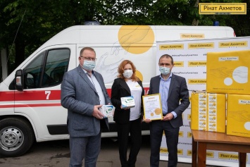 Фонд Рината Ахметова передал экспресс-тесты медикам скорой помощи Ровенской области