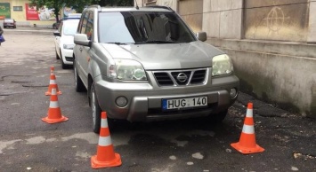 В Мариуполе на сутки в своем авто забаррикадировался "евробляхер", - ФОТО, ВИДЕО