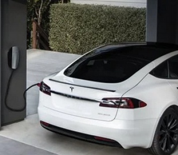 Машины Tesla могут продавать энергию, их зарядка оказалась двухсторонней