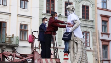 Во Львове врачи медучреждений оденут львов-хранителей Ратуши в вышитые рубашки и маски