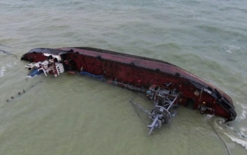 В Одессе обнаружили загрязнения воды вблизи затонувшего танкера