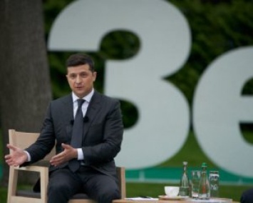 Первый год работы президента Зеленского оценили на тройку