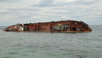 С затонувшего у Одессы танкера Delfi произошла утечка топлива